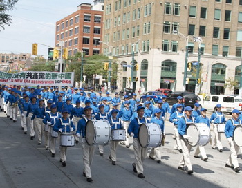 Парад в поддержку 100 миллионов китайцев, вышедших из коммунистической партии Китая, Чайнатаун, Торонто, 13 августа. Фото: Matthew Little/Великая Эпоха (The Epoch Times)