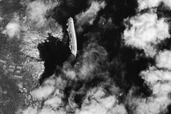 Фотографии «Costa Concordia», сделанные со спутника. Фото: news.zhengjian.org