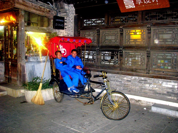 Рикши возле башни колокола. Фото: Ольга Судникович/Великая Эпоха (The Epoch Times)