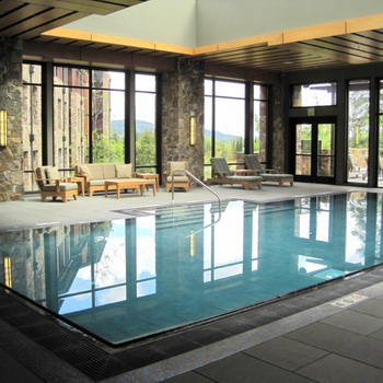 Бассейн в Allison Inn и spa с видом на просторные винные долины Вилламетт. Фото с сайта theepochtimes.com