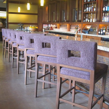 Уютный бар Джори предлагает местные марочные вина. Фото с сайта theepochtimes.com