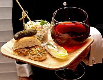 Праздничные рецепты: барбекю из кусочков свинины; салат из яблок, орехов и капусты; краб, фаршированный бельгийским эндивием; фаршированные шляпки грибов, поданные с бокалом красного вина. Фото: Сандра Шилдс/Великая Эпоха (The Epoch Times)