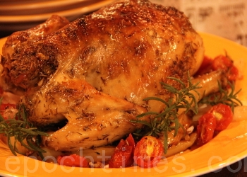 Курица, запеченная в духовке. Фото: АЛЕКС/Великая Эпоха (The Epoch Times) Курица, запеченная в духовке. Фото: АЛЕКС/Великая Эпоха (The Epoch Times)