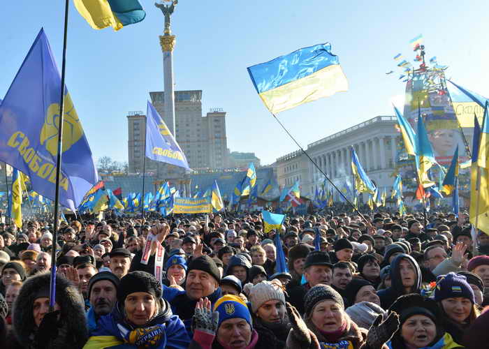 Около ста тысяч человек приняли участие в очередном вече на Майдане. Фото: SERGEI SUPINSKY/AFP/Getty Images 