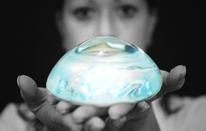 Имплантаты затрудняют диагностику рака груди, а также способствуют увеличению смертности от рака почти на 40%. Фото JUAN BARRETO/AFP/Getty Images Имплантаты затрудняют диагностику рака груди, а также способствуют увеличению смертности от рака почти на 40%. Фото JUAN BARRETO/AFP/Getty Images