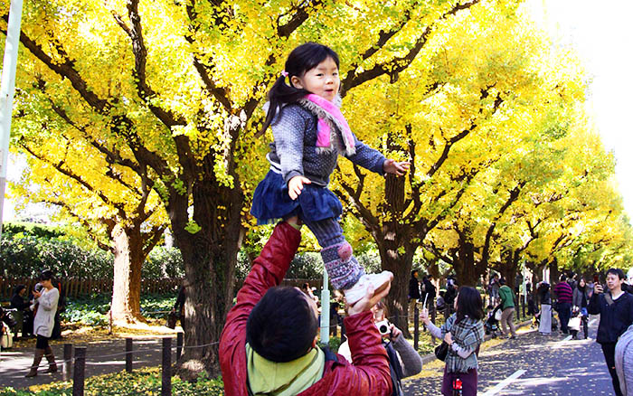Счастливые люди зачастую поддерживают крепкие связи со своими семьями и близкими людьми. Фото: YOSHIKAZU TSUNO/AFP/Getty Images