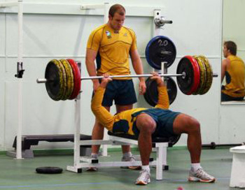 Жим лежа также известен, как жим от груди - эффективное упражнение для укрепления грудных мышц. Фото: Cameron Spencer/Getty Images. 