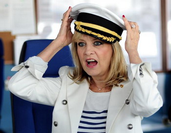 Экс-модель Твигги  на мостике роскошной яхты Seabourn Sojourn 4 июня 2010 года в Лондоне, Англия. Фото: Gareth Cattermole/Getty Images