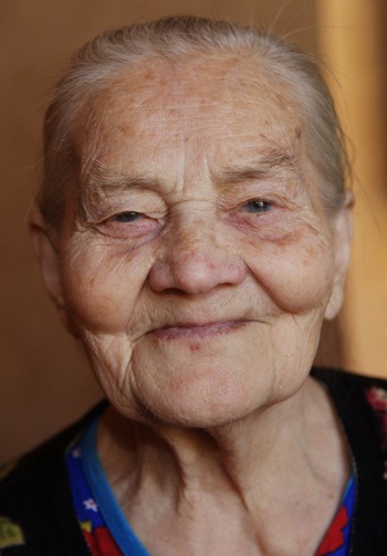 87-летняя Серафима Васильевна Данилова (1923 г.р.) - ветеран тыла. Маленькая, худенькая, с простой доброй улыбкой на лице. Фото: Ольга ТЮМЕНЦЕВА. Великая Эпоха (The Epoch Times) 87-летняя Серафима Васильевна Данилова (1923 г.р.) - ветеран тыла. Маленькая, худенькая, с простой доброй улыбкой на лице. Фото: Ольга ТЮМЕНЦЕВА. Великая Эпоха (The Epoch Times)