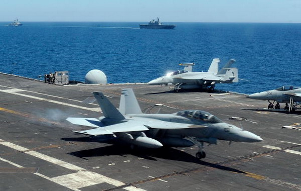 ВМС и ВВС США и Южной Кореи проводят совместные учения в Японском море. Фото:LEE JIN-MAN/AFP/Getty Images 
