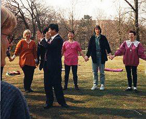 Швеция, Гетеборг. Мастер Ли Хунчжи обучает упражнениям Фалуньгун. Фото: Великая Эпоха