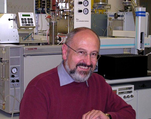 Профессор, доктор Герхард Гебауер, руководитель лаборатории изотопов и биохимии университета в Байгоге.
