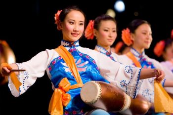 Артисты труппы Shen Yun исполняют танец барабанщиков. Фото любезно предоставлено компанией Shen Yun Performing Arts Артисты труппы Shen Yun исполняют танец барабанщиков. Фото любезно предоставлено компанией Shen Yun Performing Arts