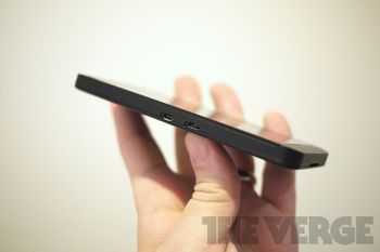 Новый флагман BlackBerry Z10 Фото: THEVERGE.COM
