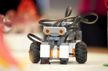 Робот, собранный студентами института Информатики из набора конструктора Lego Mindstorms (фото предоставлено Ковентрийским университетом). Робот, собранный студентами института Информатики из набора конструктора Lego Mindstorms (фото предоставлено Ковентрийским университетом).