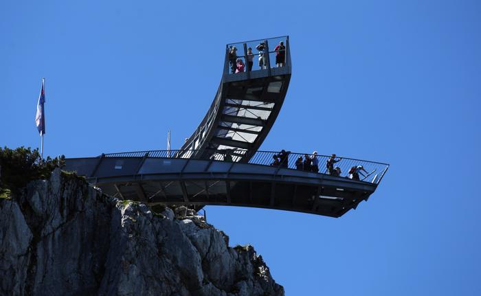 Туристы на смотровой площадке Alpspix в германских Альпах. Фоторепортаж. Фото: Johannes Simon/Getty Images Туристы на смотровой площадке Alpspix в германских Альпах. Фоторепортаж. Фото: Johannes Simon/Getty Images
