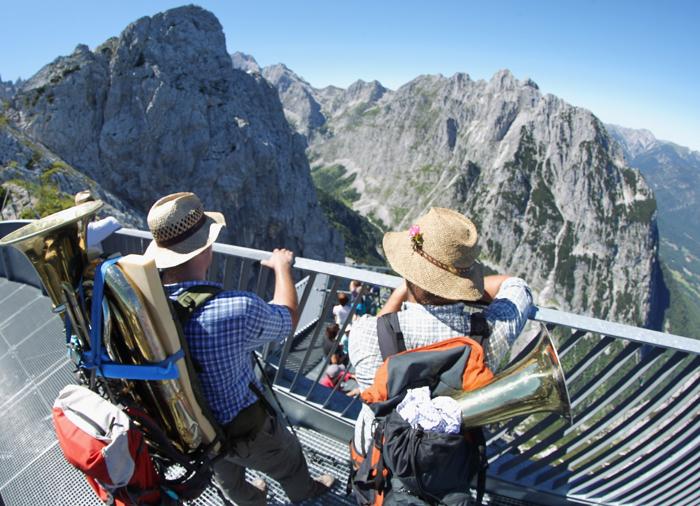 Туристы на смотровой площадке Alpspix в германских Альпах. Фоторепортаж. Фото: Johannes Simon/Getty Images Туристы на смотровой площадке Alpspix в германских Альпах. Фоторепортаж. Фото: Johannes Simon/Getty Images