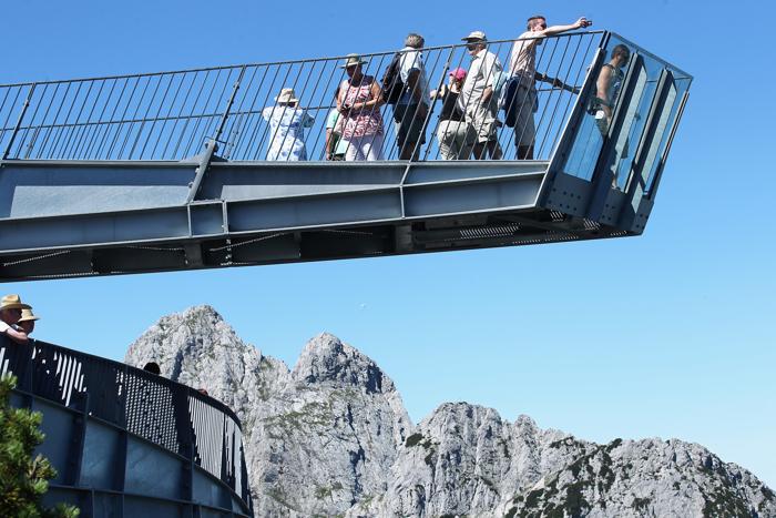 Туристы на смотровой площадке Alpspix в германских Альпах. Фоторепортаж. Фото: Johannes Simon/Getty Images Туристы на смотровой площадке Alpspix в германских Альпах. Фоторепортаж. Фото: Johannes Simon/Getty Images