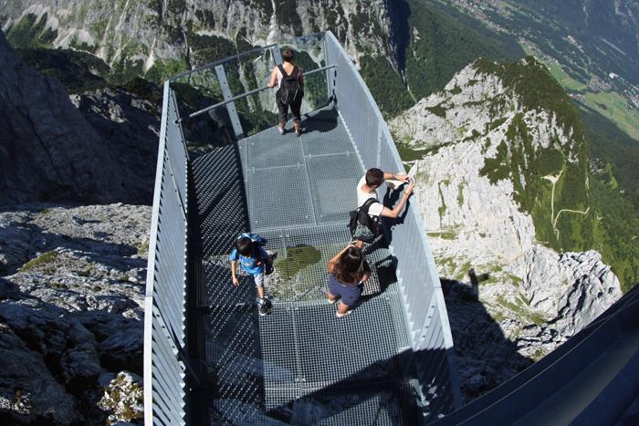 Туристы на смотровой площадке Alpspix в германских Альпах. Фоторепортаж. Фото: Johannes Simon/Getty Images Туристы на смотровой площадке Alpspix в германских Альпах. Фоторепортаж. Фото: Johannes Simon/Getty Images