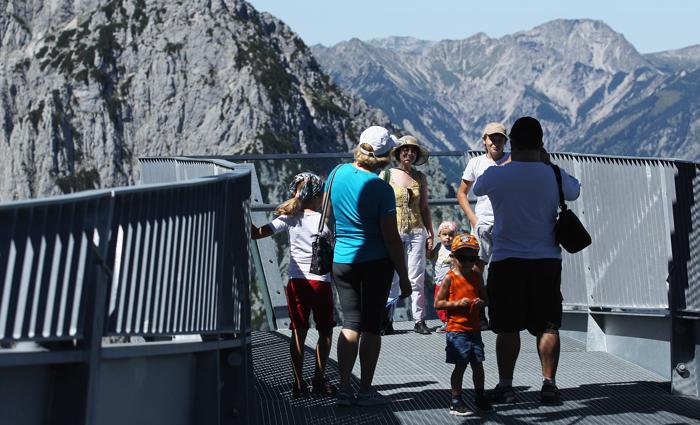 Туристы на смотровой площадке Alpspix в германских Альпах. Фоторепортаж. Фото: Johannes Simon/Getty Images Туристы на смотровой площадке Alpspix в германских Альпах. Фоторепортаж. Фото: Johannes Simon/Getty Images