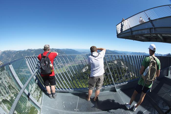 Туристы на смотровой площадке Alpspix в германских Альпах. Фоторепортаж. Фото: Johannes Simon/Getty Images Туристы на смотровой площадке Alpspix в германских Альпах. Фоторепортаж. Фото: Johannes Simon/Getty Images