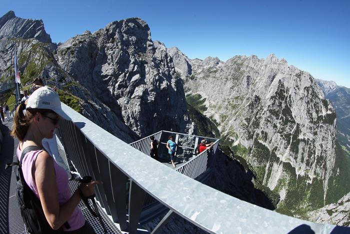 Туристы на смотровой площадке Alpspix в германских Альпах. Фоторепортаж. Фото: Johannes Simon/Getty Images Туристы на смотровой площадке Alpspix в германских Альпах. Фоторепортаж. Фото: Johannes Simon/Getty Images