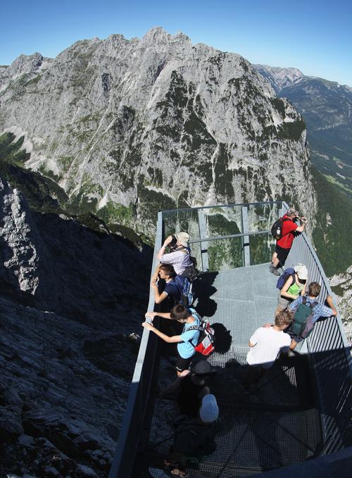 Туристы на смотровой площадке Alpspix в германских Альпах. Фоторепортаж. Фото: Johannes Simon/Getty Images Туристы на смотровой площадке Alpspix в германских Альпах. Фоторепортаж. Фото: Johannes Simon/Getty Images