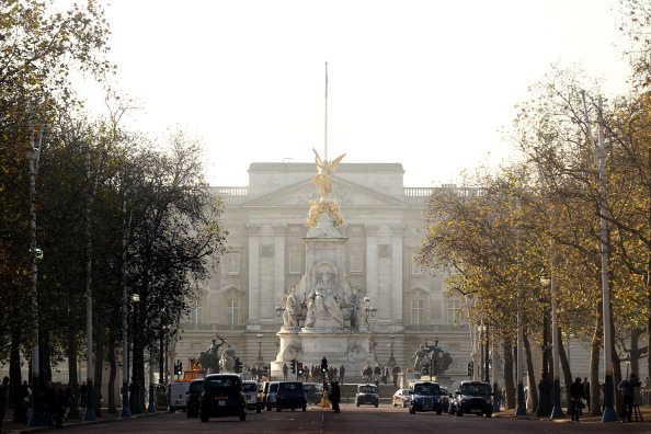 Около Букингемского дворца собрались автомобили, на которых приехали приглашенные отметить эту радостную весть королевской семьи о предстоящей свадьбе принца Уильямся и Кейт Миддлтон. Фото: Oli Scarff/Getty Images