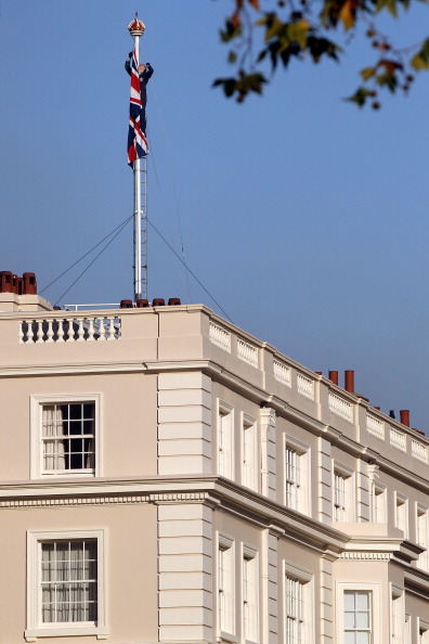В честь объявления о свадьбе принца Уильяма и Кейт Миддлтон над Кларенс-Хаусом, резиденцией принцев Уильяма и Гарри, был поднят государственный флаг Объединенного Королевства. Фото: Oli Scarff/Getty Images