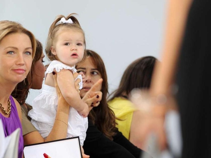 Малышка Харпер Бекхэм присутствовала на показе новой коллекции своей матери Виктории. Фото: bild.de Малышка Харпер Бекхэм присутствовала на показе новой коллекции своей матери Виктории. Фото: bild.de