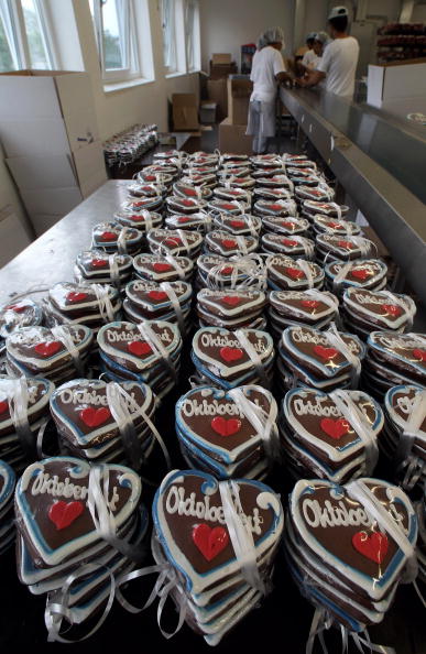 Пряники в форме сердец готовят к мюнхенскому фестивалю Oktoberfest Пряники в форме сердец готовят к мюнхенскому фестивалю Oktoberfest