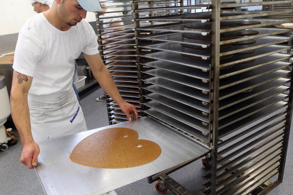 Пряники в форме сердец готовят к мюнхенскому фестивалю Oktoberfest Пряники в форме сердец готовят к мюнхенскому фестивалю Oktoberfest