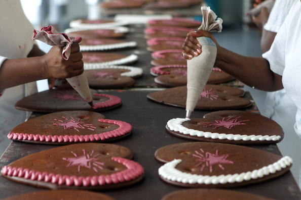 Пряники в форме сердец готовят к мюнхенскому фестивалю Oktoberfest Пряники в форме сердец готовят к мюнхенскому фестивалю Oktoberfest