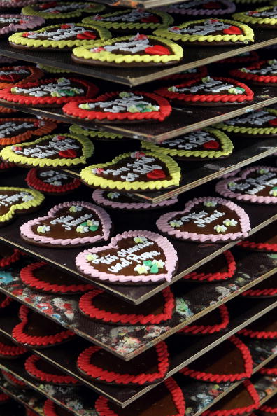 Пряники в форме сердец готовят к мюнхенскому фестивалю Oktoberfest Пряники в форме сердец готовят к мюнхенскому фестивалю Oktoberfest