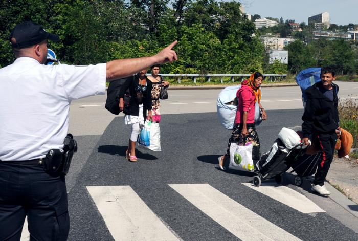 Выселение цыган из лагерей в городе Вильнёв-д’Аск во Франции. 9 августа 2012 г. Фото: PHILIPPE HUGUEN/AFP/GettyImages Выселение цыган из лагерей в городе Вильнёв-д’Аск во Франции. 9 августа 2012 г. Фото: PHILIPPE HUGUEN/AFP/GettyImages