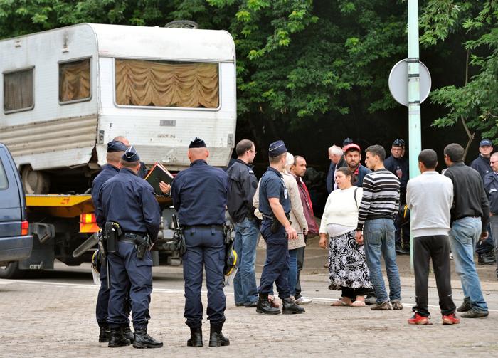 Выселение цыган из лагерей в городе Вильнёв-д’Аск во Франции. 9 августа 2012 г. Фото: PHILIPPE HUGUEN/AFP/GettyImages Выселение цыган из лагерей в городе Вильнёв-д’Аск во Франции. 9 августа 2012 г. Фото: PHILIPPE HUGUEN/AFP/GettyImages