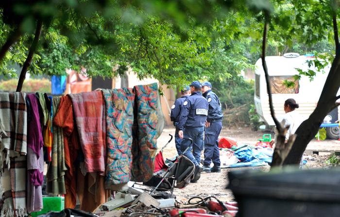 Выселение цыган из лагерей в городе Вильнёв-д’Аск во Франции. 9 августа 2012 г. Фото: PHILIPPE HUGUEN/AFP/GettyImages Выселение цыган из лагерей в городе Вильнёв-д’Аск во Франции. 9 августа 2012 г. Фото: PHILIPPE HUGUEN/AFP/GettyImages