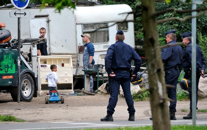 Выселение цыган из лагерей в городе Вильнёв-д’Аск во Франции. 9 августа 2012 г. Фото: PHILIPPE HUGUEN/AFP/GettyImages Выселение цыган из лагерей в городе Вильнёв-д’Аск во Франции. 9 августа 2012 г. Фото: PHILIPPE HUGUEN/AFP/GettyImages