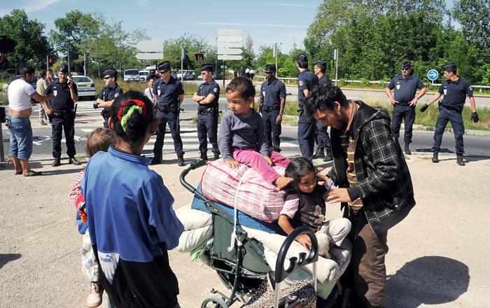 Выселение цыган из лагерей в городе Вильнёв-д’Аск во Франции. 9 августа 2012 г. Фото: PHILIPPE HUGUEN/AFP/GettyImages Выселение цыган из лагерей в городе Вильнёв-д’Аск во Франции. 9 августа 2012 г. Фото: PHILIPPE HUGUEN/AFP/GettyImages