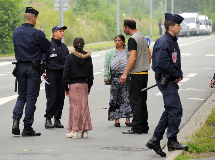 Выселение цыган из лагерей в городе Вильнёв-д’Аск во Франции. 9 августа 2012 г. Фото: PHILIPPE HUGUEN/AFP/GettyImages Выселение цыган из лагерей в городе Вильнёв-д’Аск во Франции. 9 августа 2012 г. Фото: PHILIPPE HUGUEN/AFP/GettyImages