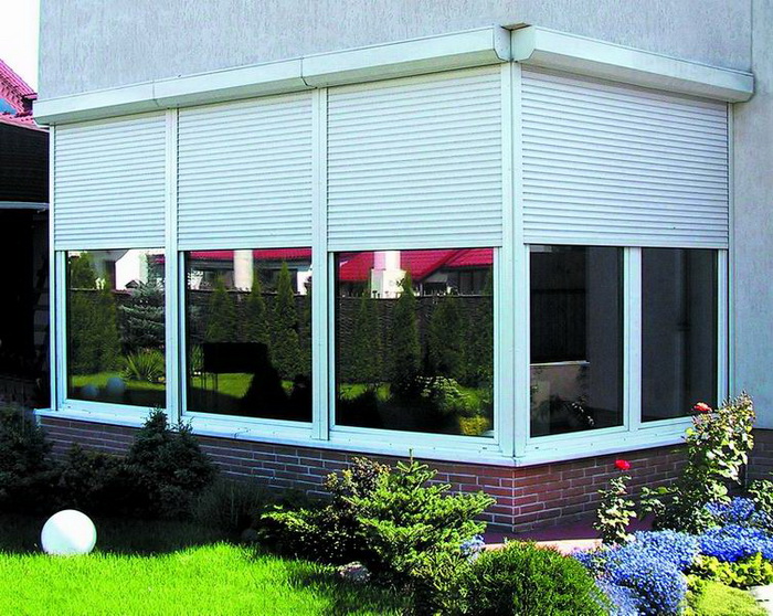 Эволюция ворот &ndash; распашные, раздвижные, секционные, откатные, автоматические. Или рольставни? Фото: rol-style.ru