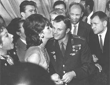 Ю.А.Гагарин и Джина Лолобриджита. Фото с сайта All-photo.ru.