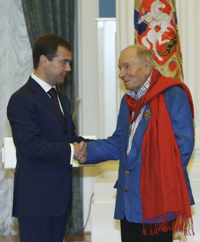 Президент России награждает А.Вознесенского Орденом служению Отечеству. Кремль, 2008 год. Фото:MIKHAIL KLIMENTYEV/AFP/Getty Images 