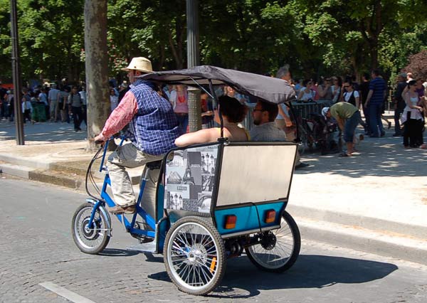 23 мая - День Зеленого дня в Париже. Фото: Наталья Орьен/Великая Эпоха 23 мая - День Зеленого дня в Париже. Фото: Наталья Орьен/Великая Эпоха