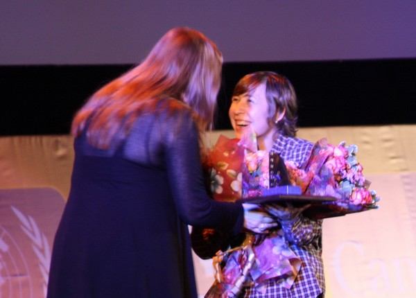 Специальный приз «СТАЛКЕР» ЗА ПРАВА ЧЕЛОВЕКА вручается героине документального фильма «Цирк» (режиссера Ирмы Комладзе) Ларисе Афанасьевой – художественному руководителю «Упсала-Цирка» (Санкт-Петербург). Фото: Ульяна Ким /Великая Эпоха (The Epoch Times) Специальный приз «СТАЛКЕР» ЗА ПРАВА ЧЕЛОВЕКА вручается героине документального фильма «Цирк» (режиссера Ирмы Комладзе) Ларисе Афанасьевой – художественному руководителю «Упсала-Цирка» (Санкт-Петербург). Фото: Ульяна Ким /Великая Эпоха (The Epoch Times)