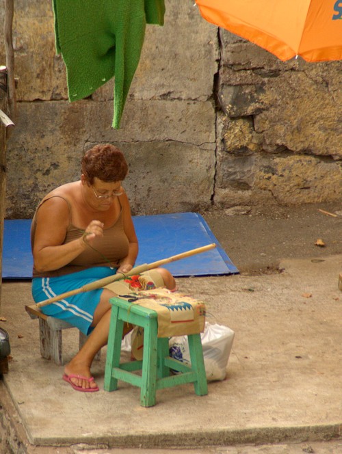 Вышивание – традиционное мастерство Мадейры. Женщина вышивает во дворе своего дома. Фото: Сима Петрова/Великая Эпоха (The Epoch Times) Вышивание – традиционное мастерство Мадейры. Женщина вышивает во дворе своего дома. Фото: Сима Петрова/Великая Эпоха (The Epoch Times)