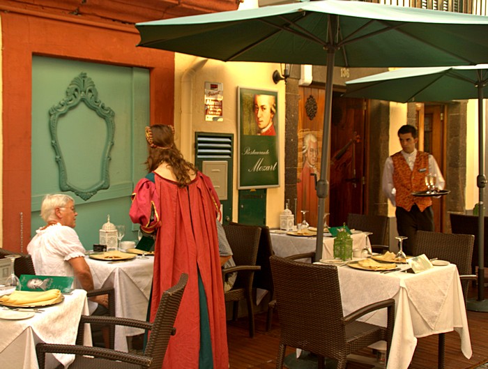 В ресторане Моцарт гостей обслуживают в древних костюмах. Мадейра. Фото: Сима Петрова/Великая Эпоха (The Epoch Times) В ресторане Моцарт гостей обслуживают в древних костюмах. Мадейра. Фото: Сима Петрова/Великая Эпоха (The Epoch Times)