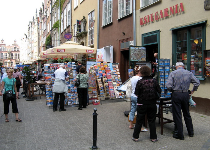 Традиционные сувениры, которые везут туристы из страны — кружки, статуэтки, часы, тарелки, календарики, зеркальца, фигурки, картины с национальными пейзажами или героями. Фото: BernieCB/flickr.com