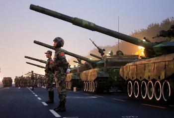 Военный парад на площади Тяньаньмэнь 1 октября 2009 г. во время празднования 60-летия правления коммунистической партии. Фото: STR /AFP /Getty Images