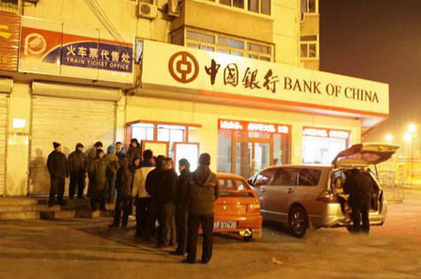 Предновогодняя ночная очередь за билетами. Фото: sina.com.cn
